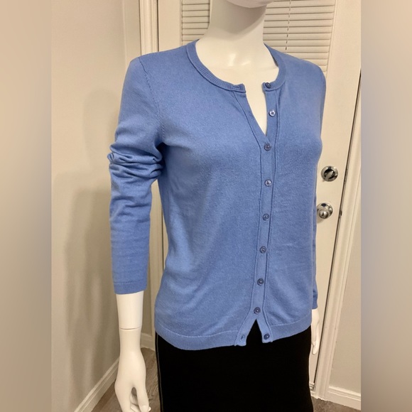 Talbots Legendary cardigan size-XS is an indispensable accessory all year round. - Picture 3 of 10